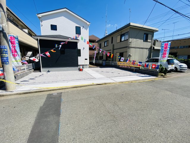 新築　太田市小舞木町第2　Livele Garden.S　1号棟の駐車場|現地写真　 駐車スペース広々！並列で2台+1台置けます♪					
