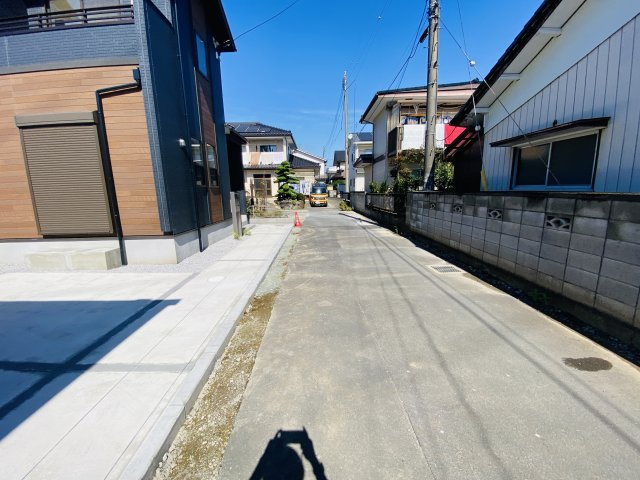 新築　太田市由良町　Blooming　Garden　1号棟の前面道路含む現地写真|現地写真　東側接道幅員約4ｍ