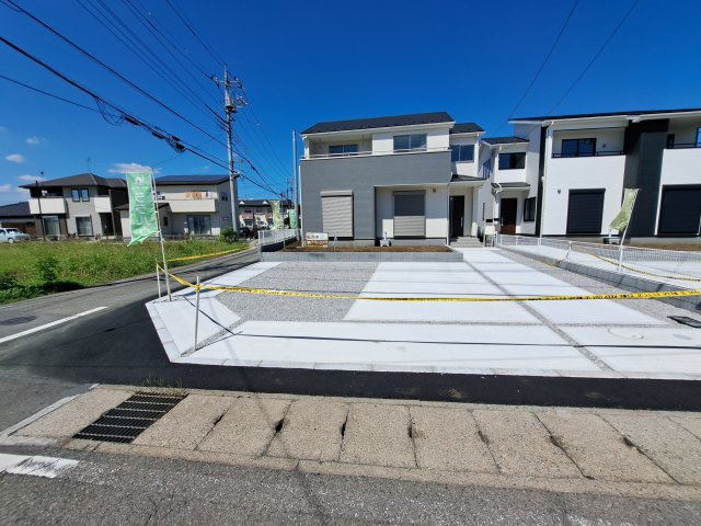 新築　太田市内ケ島町第8　Livele Garden.S　1号棟の駐車場|現地写真　 駐車スペース広々！建物南側に並列で３台置けます♪					
