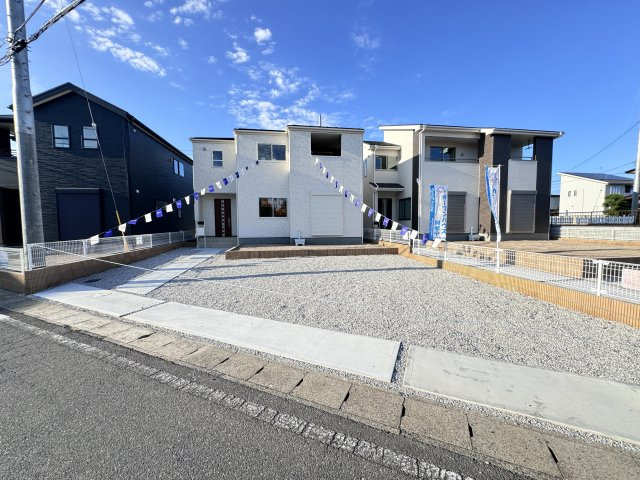 新築　太田市大原町第6　Livele Garden.S　2号棟の駐車場|現地写真　駐車スペースは並列3台分可能です！					
