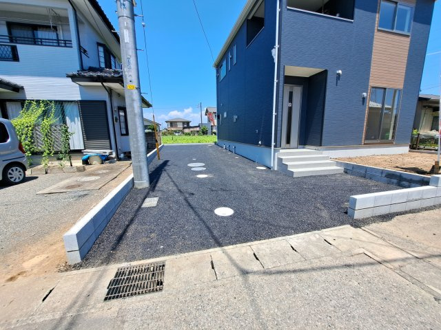 新築　太田市高林北第1　クレイドルガーデン　1号棟の駐車場|現地写真　駐車スペースは縦列駐車になりますが、普通車2台分可能です！					

