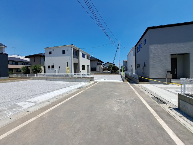 新築　太田市岩瀬川第7　Livele Garden.S　3号棟の前面道路含む現地写真|現地写真　西側接道幅員約6ｍ