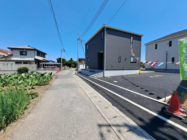 新築　太田市細谷町第2　クレイドルガーデン　1号棟の前面道路含む現地写真|現地写真　北側接道幅員約4ｍ