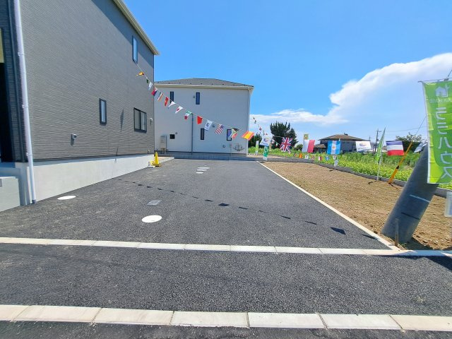 新築　太田市細谷町第2　クレイドルガーデン　1号棟の駐車場|現地写真　駐車スペースは建物西側に並列3台分可能です！