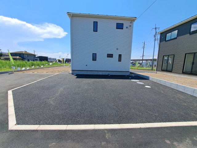 新築　太田市細谷町第2　クレイドルガーデン　2号棟の駐車場|現地写真　駐車スペースは建物東側に並列3台分可能です！