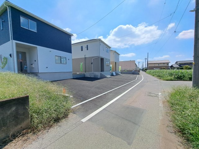 新築　太田市新田木崎町第9　クレイドルガーデン　2号棟の前面道路含む現地写真|現地写真　西側接道幅員約4ｍ