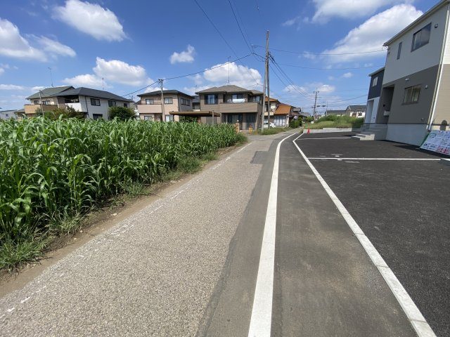 新築　太田市新田木崎町第9　クレイドルガーデン　3号棟の前面道路含む現地写真|現地写真　西側接道幅員約4ｍ