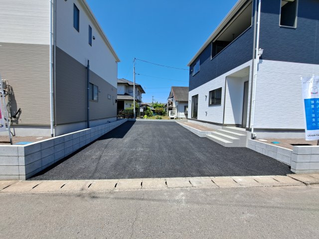 新築　佐波郡玉村町板井第4　クレイドルガーデン　1号棟の駐車場|現地写真　駐車スペースは建物南側に並列2台分可能です！
