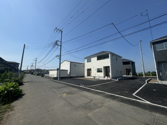 新築　佐波郡玉村町樋越第4　クレイドルガーデン　2号棟の前面道路含む現地写真|現地写真　南西側接道幅員約5.4ｍ