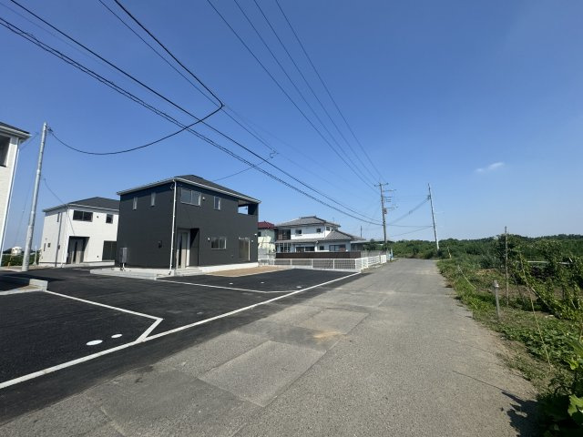 新築　佐波郡玉村町樋越第4　クレイドルガーデン　4号棟の前面道路含む現地写真|現地写真　南西側接道幅員約5.4ｍ