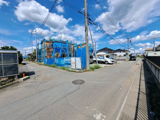 新築　佐波郡玉村町上飯島　GRAFARE　1号棟の前面道路含む現地写真|現地写真　西側接道幅員約4ｍ　南側接道幅員約4ｍ	