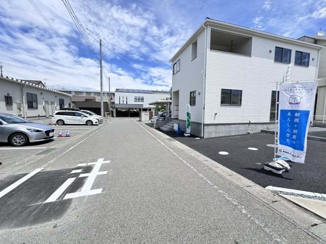 新築　伊勢崎市太田町第3　クレイドルガーデン　1号棟の前面道路含む現地写真|現地写真　西側接道幅員約6ｍ