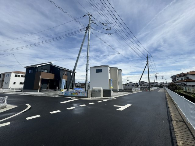 新築　伊勢崎市下道寺町第1　Livele Garden.S　12号棟の前面道路含む現地写真|現地写真　西側接道幅員約6ｍ　南側接道幅員約6.5ｍ