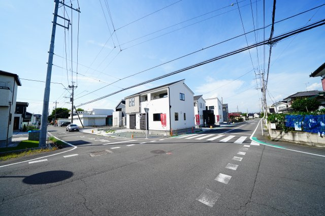 新築　伊勢崎市羽黒町9期　7号棟の前面道路含む現地写真|現地写真　南東側接道幅員約7.9ｍ　南西側接面幅員約5.9ｍ