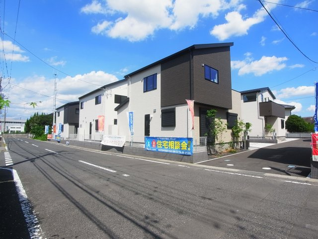 新築　伊勢崎市宮子町　5号棟の前面道路含む現地写真|現地写真　北西側接道幅員約8ｍ