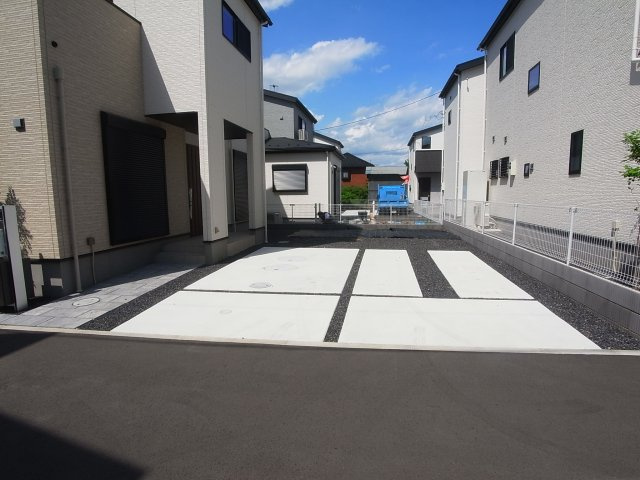 新築　伊勢崎市宮子町　5号棟の駐車場|現地写真　駐車スペースは並列2台分可能です！