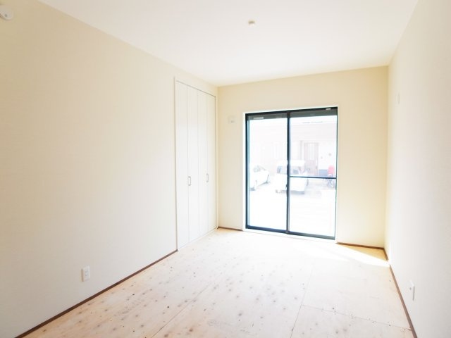 【和室】 | 新築　伊勢崎市宮子町　8号棟 | 現地写真　リビング隣の和室はお子様の遊び部屋としてもちょうどいいですね♪