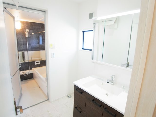 【独立洗面台】 | 新築　伊勢崎市宮子町　8号棟 | 現地写真　シャワー付きの洗面台は忙しい朝でも身支度を整えるのにとても便利◎