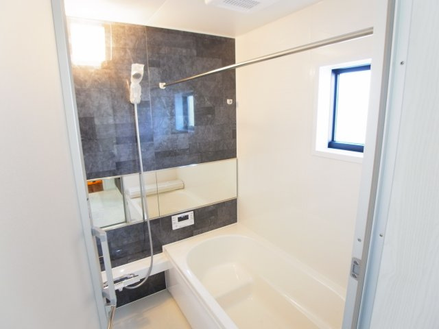 【浴室】 | 新築　伊勢崎市宮子町　8号棟 | 現地写真　追い炊き、浴室乾燥、暖房、付いてます。寒い季節にも快適にお着替えできます！