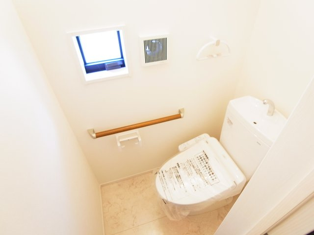 【トイレ】 | 新築　伊勢崎市宮子町　8号棟 | 現地写真　白を基調としたさわやかなトイレは汚れがつきにくくお手入れもしやすいのが特徴♪