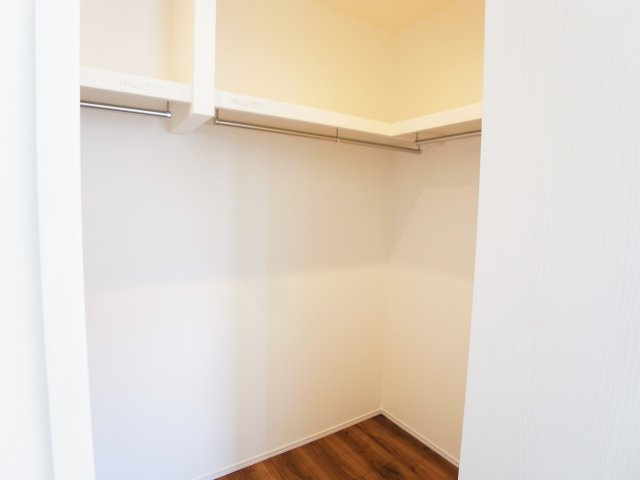 【収納】 | 新築　伊勢崎市宮子町　8号棟 | 現地写真　大型のウォークインクローゼットで収納ラクラク、お部屋スッキリ♪