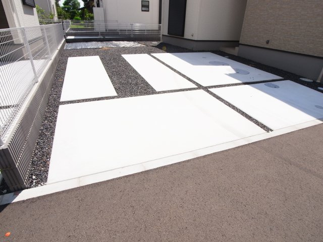 【駐車場】 | 新築　伊勢崎市宮子町　8号棟 | 現地写真　駐車スペースは並列2台分可能です！