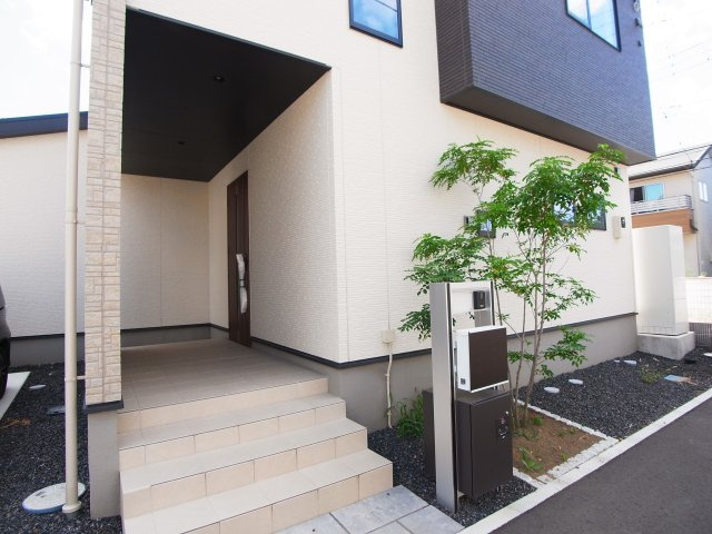 【玄関】 | 新築　伊勢崎市宮子町　8号棟 | 現地写真　ポストと一体型のTVモニターホンでセキュリティ安心！便利な宅配ボックスも付いています！