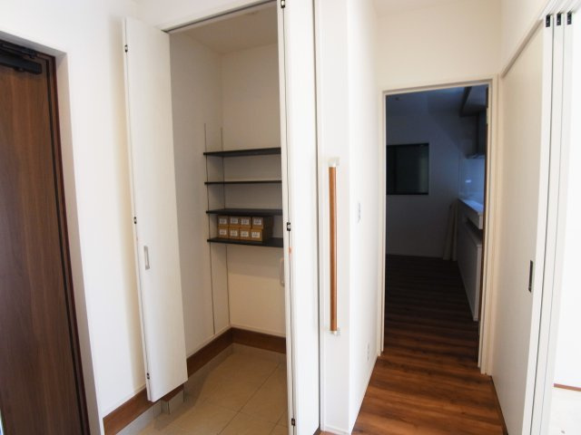 【玄関】 | 新築　伊勢崎市宮子町　8号棟 | 現地写真　シューズインクロークと下駄箱があり、かなりの収納量が期待できます！