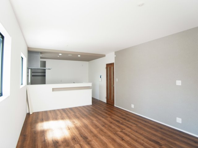 【居間・リビング】 | 新築　伊勢崎市宮子町　8号棟 | 現地写真　17帖の明るく広々としたリビングはゆったりくつろげそうです♪