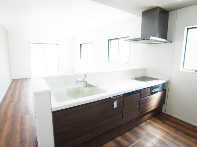 【キッチン】 | 新築　伊勢崎市宮子町　8号棟 | 現地写真　間口2550ｍｍで作業スペースも広々！換気扇も汚れが付きにくくお掃除がし易い設計です。