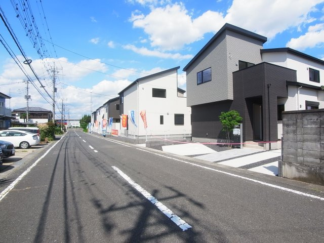 新築　伊勢崎市宮子町　10号棟の前面道路含む現地写真|現地写真　北西側接道幅員約8ｍ