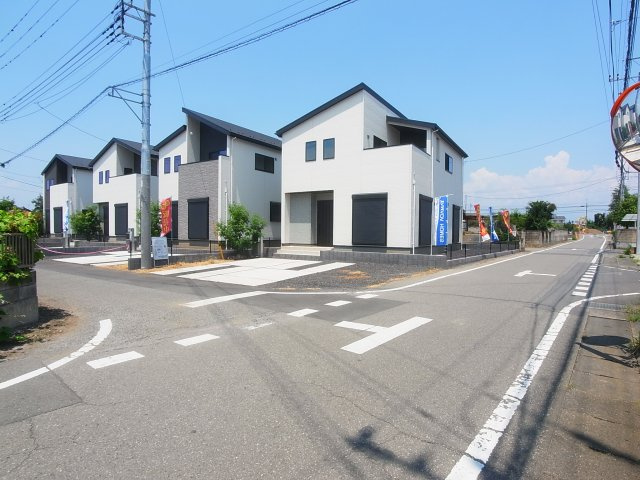 新築　伊勢崎市西久保2期　1号棟の前面道路含む現地写真|現地写真　南側接道幅員約4.8ｍ　東側接道幅員約6.0ｍ