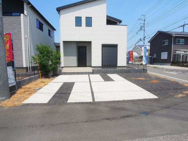 新築　伊勢崎市西久保2期　1号棟の駐車場|現地写真　駐車スペースは建物南側に並列2台分可能です！