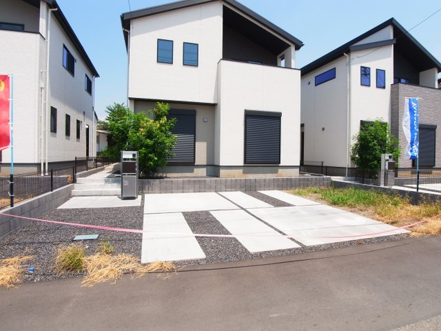 伊勢崎市西久保2期　3号棟の駐車場|現地写真　駐車スペースは建物南側に並列2台分可能です！