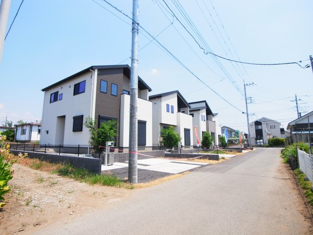 伊勢崎市西久保2期　4号棟の前面道路含む現地写真|現地写真　南側接道幅員約4.8ｍ　西側接道幅員約2.3ｍ