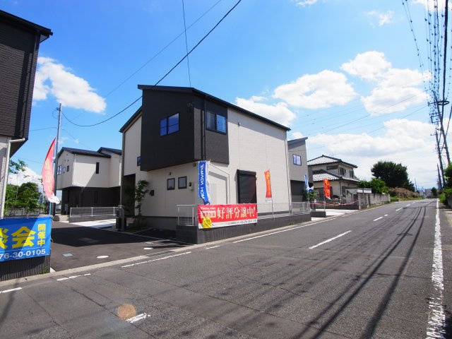 伊勢崎市宮子町　8号棟の前面道路含む現地写真|現地写真　北西側接道幅員約8ｍ