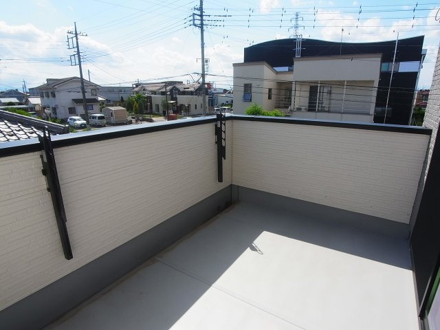 【バルコニー】 | 伊勢崎市宮子町　10号棟 | 現地写真　日当たりの良いバルコニーは気持ちよく洗濯物が干せます♪