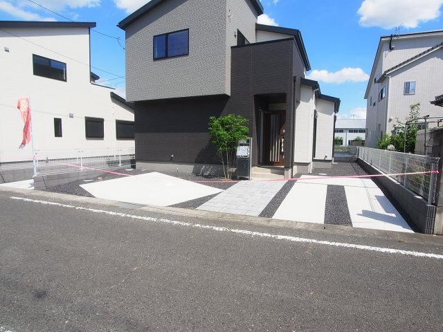 【駐車場】 | 伊勢崎市宮子町　10号棟 | 現地写真　駐車スペースは並列2台分可能です！