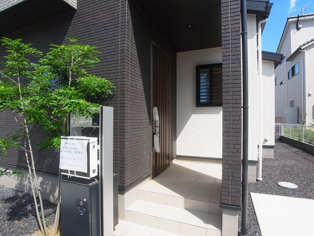【玄関】 | 伊勢崎市宮子町　10号棟 | 現地写真　ポストと一体型のTVモニターホンでセキュリティ安心！便利な宅配ボックスも付いています！