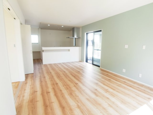 【居間・リビング】 | 伊勢崎市宮子町　10号棟 | 現地写真　広々18.5帖のリビングは大きめのソファ等を置いても充分な広さ！