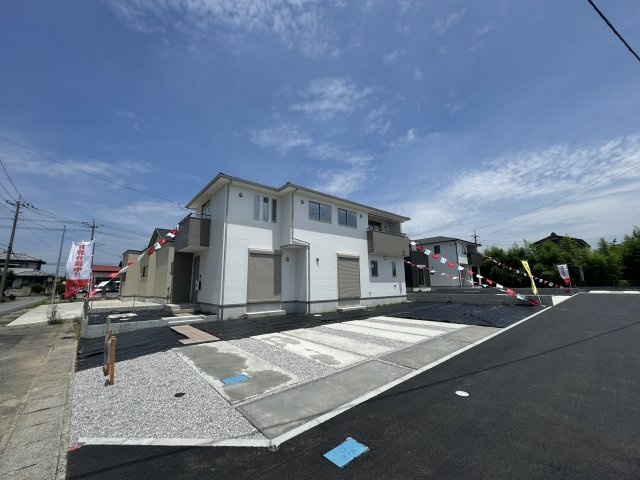 新築　伊勢崎市下道寺町2期　1号棟　の駐車場|現地写真　駐車スペース広々、並列3台分可能です！
