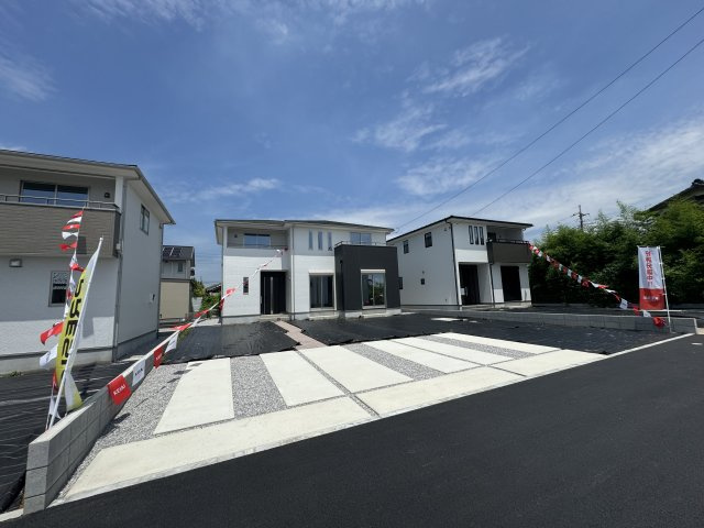 新築　伊勢崎市下道寺町2期　2号棟　の駐車場|現地写真　駐車スペース広々、並列3台分可能です！
