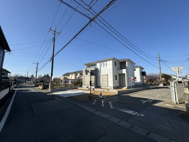 新築　伊勢崎市国定町二丁目　2号棟の前面道路含む現地写真|現地写真　南側接道幅員約4.7ｍ　東側接道幅員約5.6ｍ