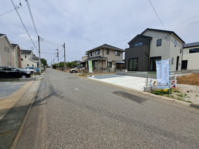 新築　伊勢崎市境伊与久23-1期　LIGNAGE　3号棟の前面道路含む現地写真|南側接道幅員約6ｍ
