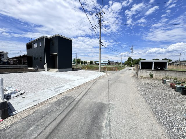 新築　伊勢崎市境米岡　Livele Garden.S　1号棟の前面道路含む現地写真|東側接道幅員約4.6ｍ　北側接道幅員約2.7ｍ