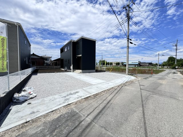 新築　伊勢崎市境米岡　Livele Garden.S　1号棟の駐車場|現地写真　 駐車スペース広々！並列で３台+1台置けます♪					

