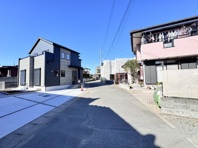新築　伊勢崎市上植木本町　Bloomin　Garden　1号棟の前面道路含む現地写真|現地写真　東側接道幅員約5ｍ　西側接道幅員約3.5ｍ