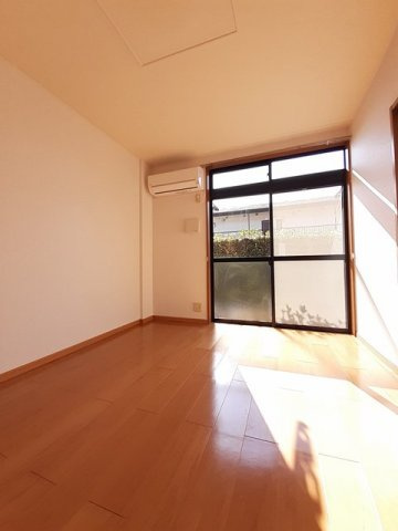 ハッピーシャトウⅠの居間・リビング|過ごしやすい室内です