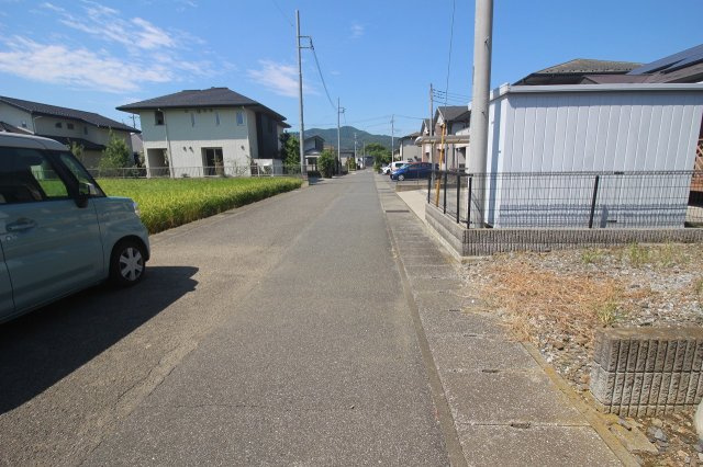 栃木市片柳町2丁目の前面道路含む現地写真|南側道路（2025年9月撮影）