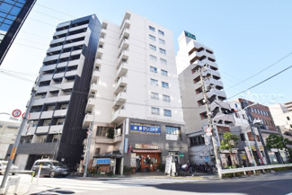 【外観】 | 手入れの行き届いた外壁やエントランスなど、「見ればわかる」レベルで清潔感を保ったマンションです。築年数を感じさせない姿で皆様をお出迎えします。～即日のご見学可能～　お問合せはお気軽にどうぞ。